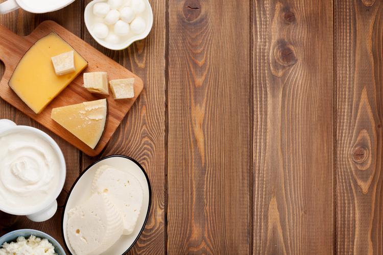 乳制品中年幼的孩子食物的形式正在制作奶酪的乳制品工厂的工人白色