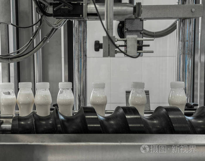 站在乳品厂生产部时, 技术人员做必要的笔记照片